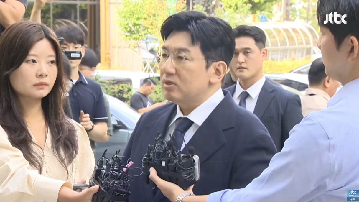 방시혁 경찰 출석.png